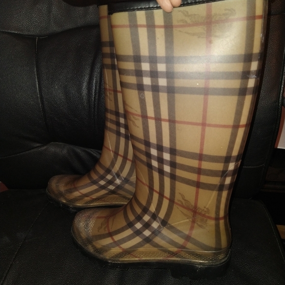 Burberry rain boots - Picture 3 of 4